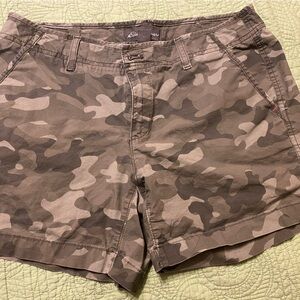 Eddie Bauer Women’s shorts size 8 Cute Camo